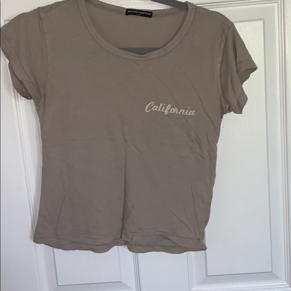 Brandy Melville California tee. Slightly cropped - Picture 2 of 2